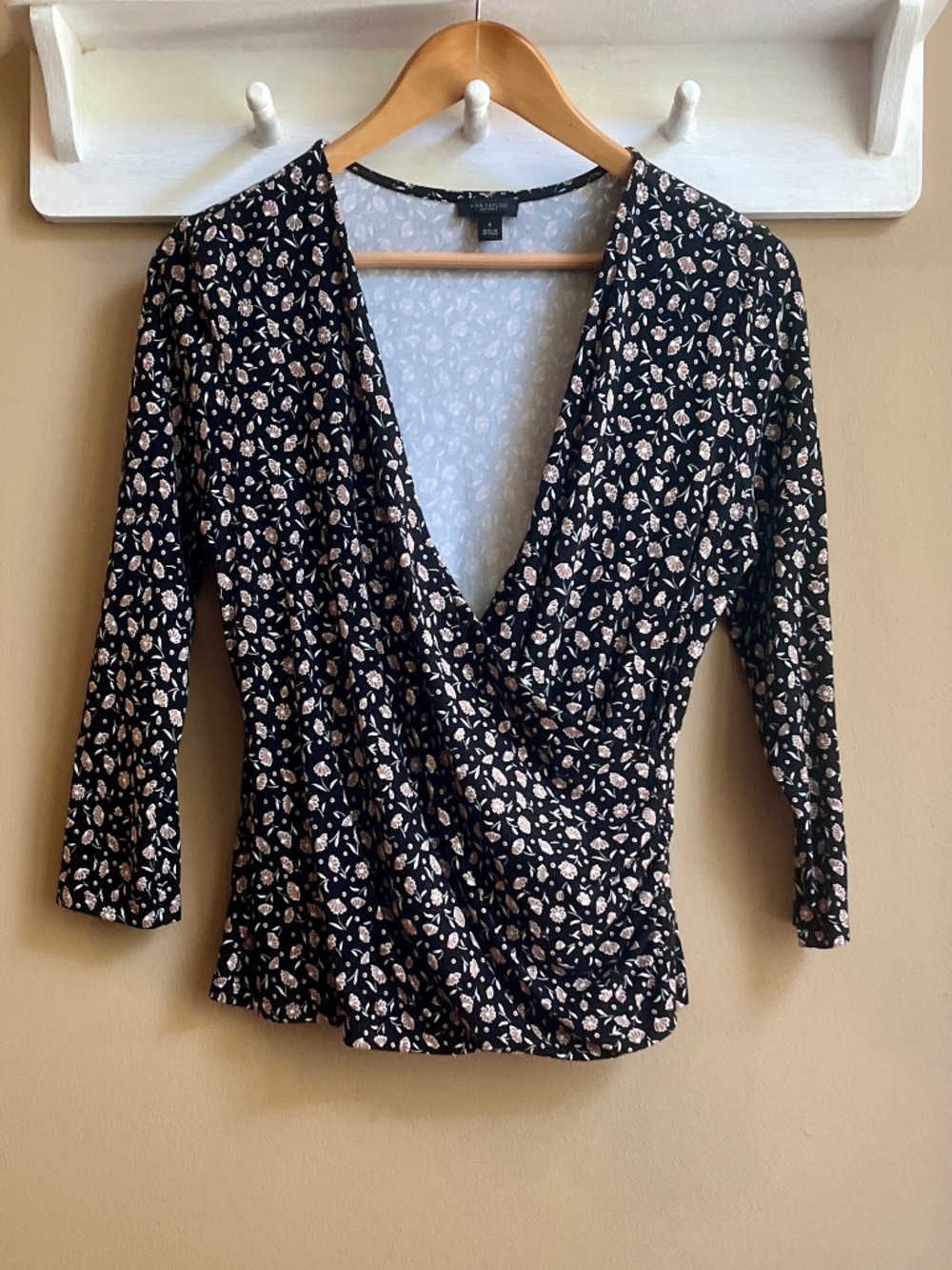 Ann Taylor Factory Floral Wrap Top V-Neck Size Medium
